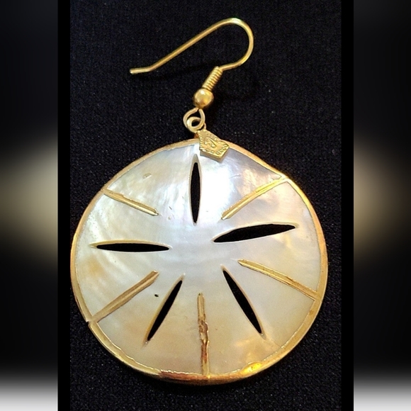 SAND DOLLAR SHELL EARRINGS - Picture 2 of 11